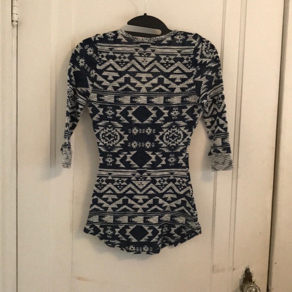 🌟ALMOST FAMOUS Aztec Print scrunch/stretchy shirt - Picture 3 of 7